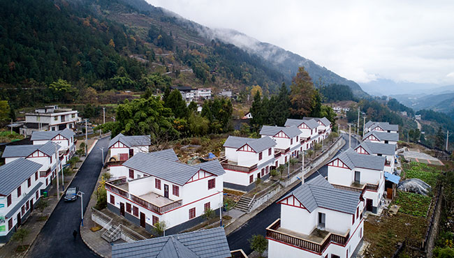 航拍三义乡莲花村易地搬迁安置点 贫困户拎包入住“小洋房”