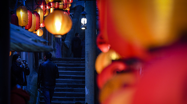 燈籠挂滿山城巷 重慶老街古韻濃