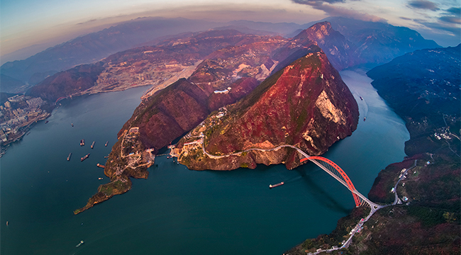 航拍长江三峡：大江引碧水 大山披红妆