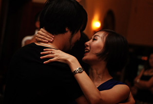 <em>色男色女</em>放纵狂欢 一年一度的彩色胡里节 | 新华