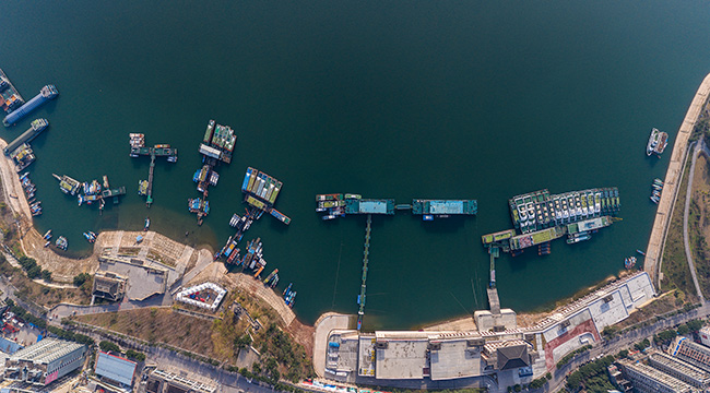 航拍疫情期间的巫山港 船舶停靠静待放行信号