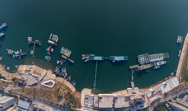 航拍疫情期間的巫山港 船舶停靠靜待放行信號