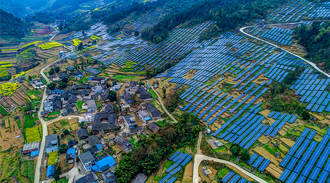 荒山變金山 航拍重慶黔江&ldquo;光伏田&rdquo;