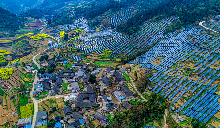 荒山变金山 航拍重庆黔江&ldquo;光伏田&rdquo;