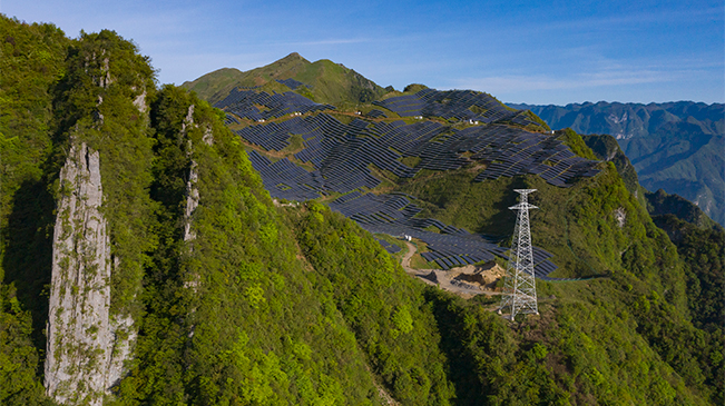 航拍重庆七里坪光伏发电项目 高山上的致富风景