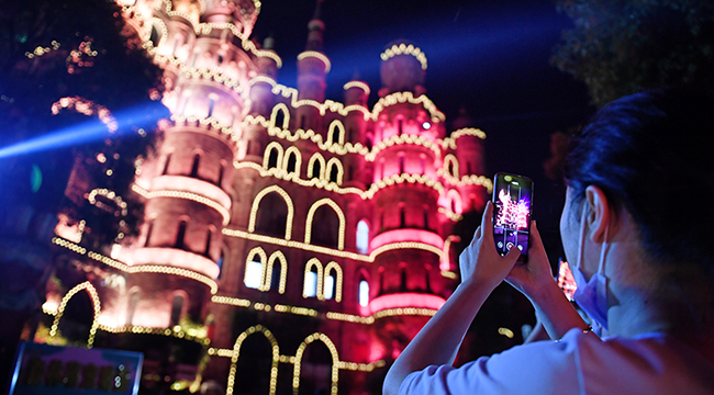 重慶這座&ldquo;五彩城堡&rdquo; 火了