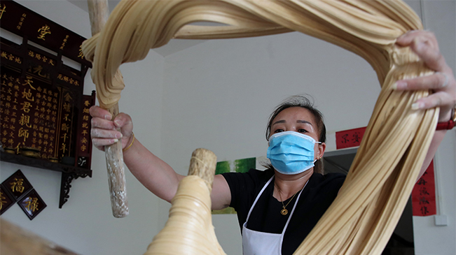 重慶黔江：手工玉米麻糖助農增收