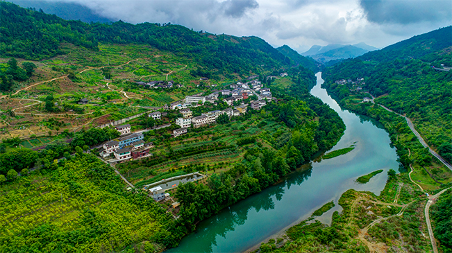 脱贫攻坚：六百年官村古寨换新颜