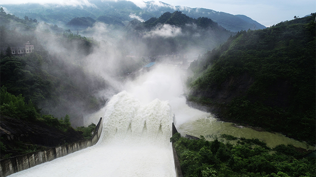 强降雨致水位猛涨 重庆金家坝水库开闸泄洪