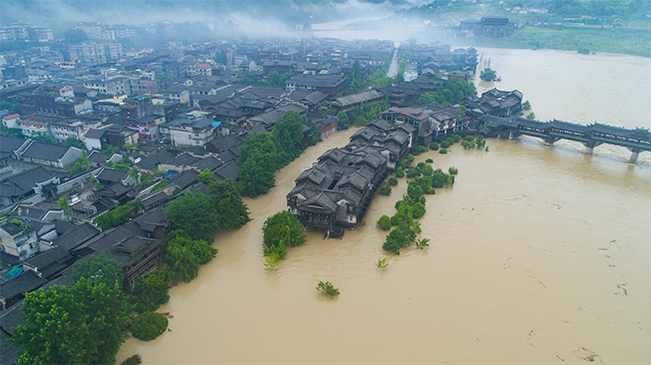 航拍：阿蓬江水位陡涨 洪水漫灌濯水古镇