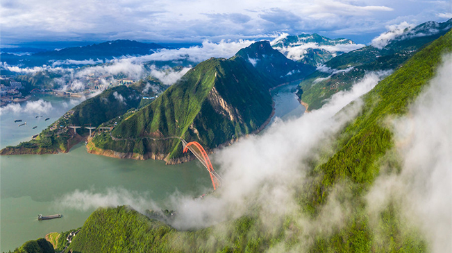 【“飛閱”中國】航拍雨後三峽雲霧奇觀：青山如黛，雲霧如煙