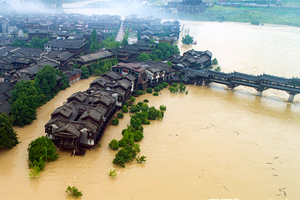 航拍：阿蓬江水位陡漲 洪水漫灌濯水古鎮