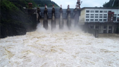 酉酬水電站開啟5個閘門泄洪