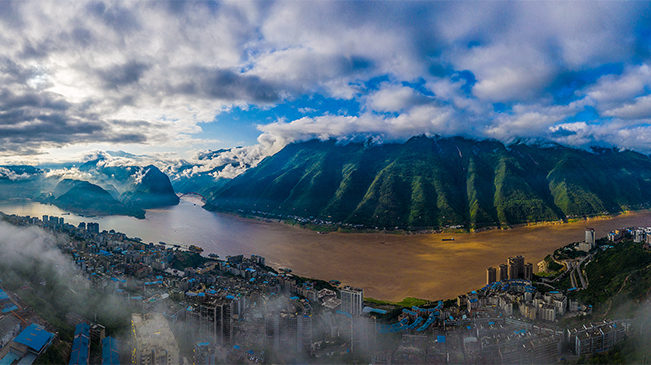 無人機航拍：&ldquo;長江1號洪水&rdquo;過巫峽