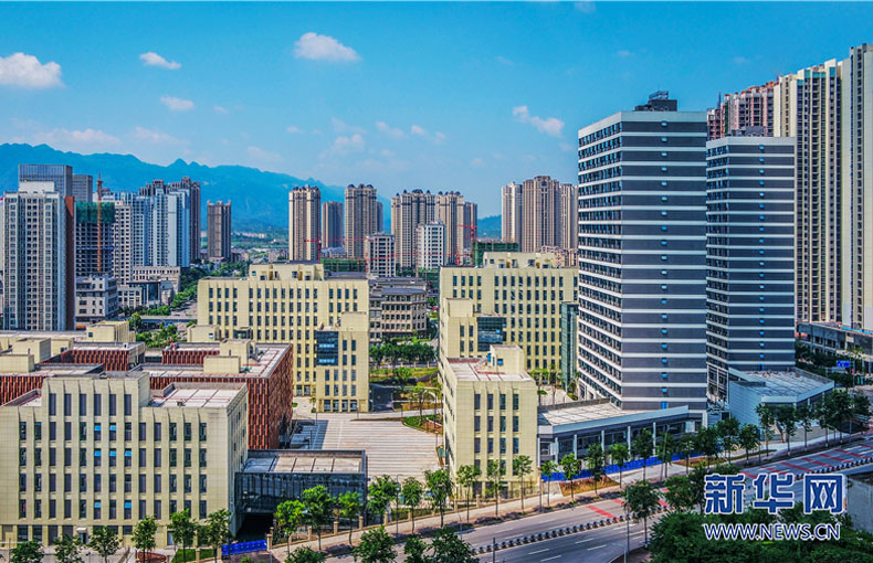 成渝地區，是今年初以來中國最熱的一個&ldquo;圈&rdquo;。重慶雲谷&middot;永川大數據産業園地處成渝地區經濟圈重要節點城市永川，各組團分布在新城區的土地上，被興龍湖、神女湖和高鐵站環繞。