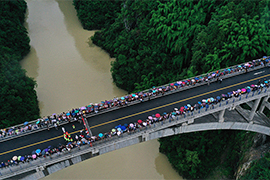 重慶峽谷“扶貧橋”通車