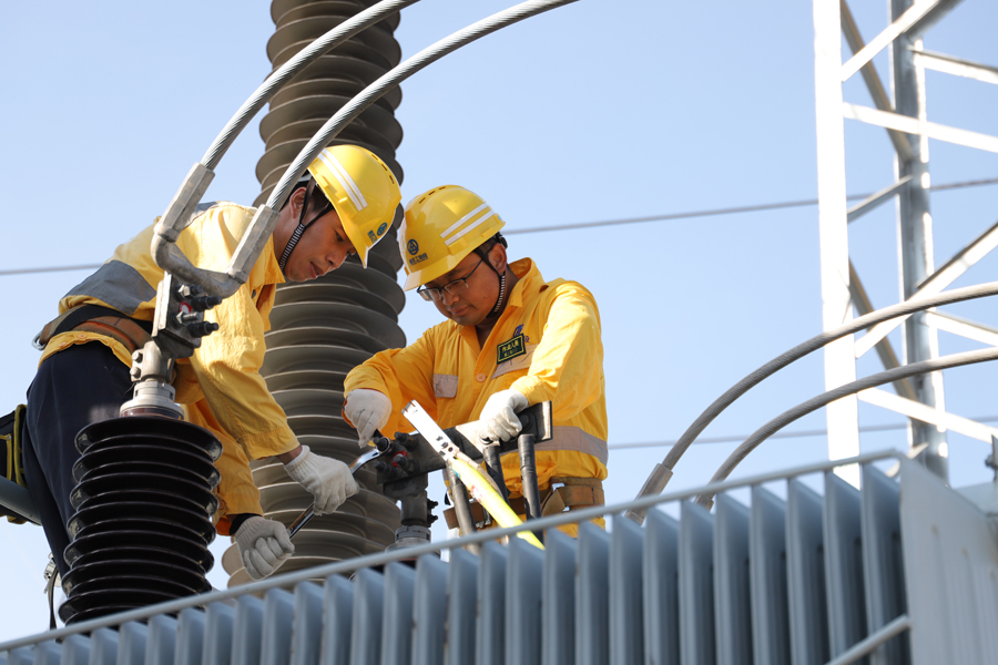 重慶：在高溫下&ldquo;熱戰&rdquo;的高鐵檢修工