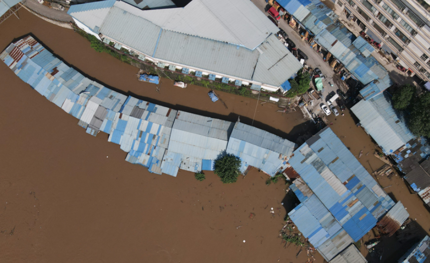 直擊長江第3號洪水過境重慶主城 朝天門碼頭門洞部分被淹