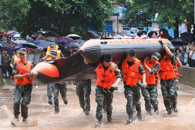 重慶萬州暴雨襲城，武警官兵這些救援瞬間溫暖人心