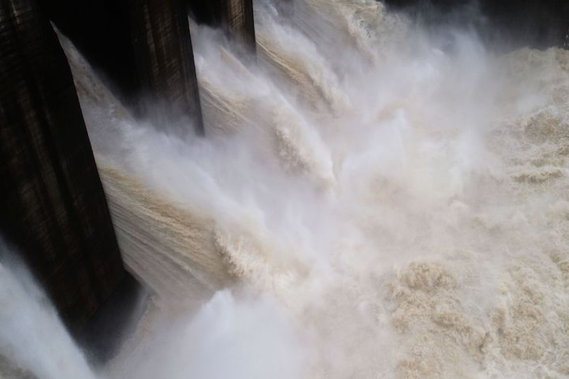 重慶酉陽：上遊河流漲水 酉酬水電站開啟5個閘門泄洪