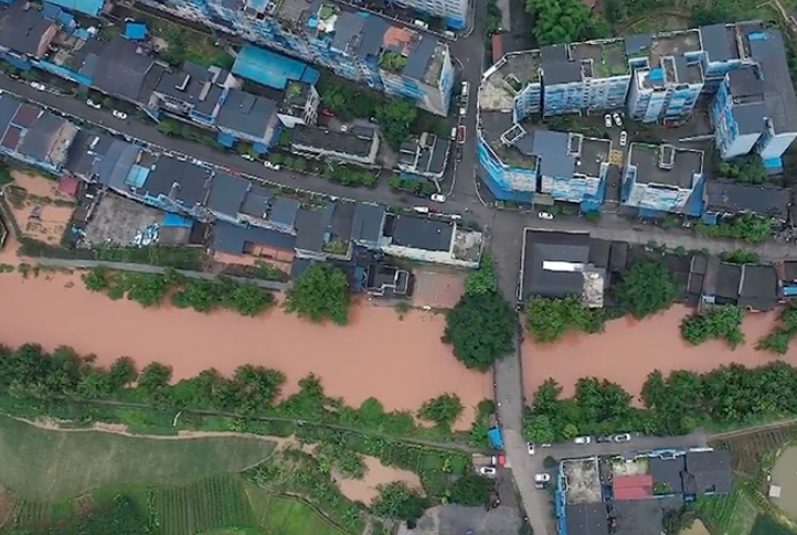 航拍：重庆江津暴雨河水倒灌 部分商户被淹