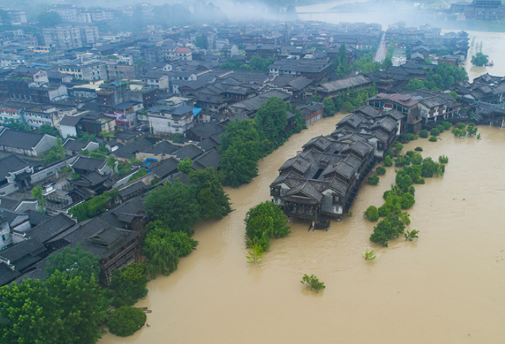 航拍：阿蓬江水位陡涨 洪水漫灌濯水古镇