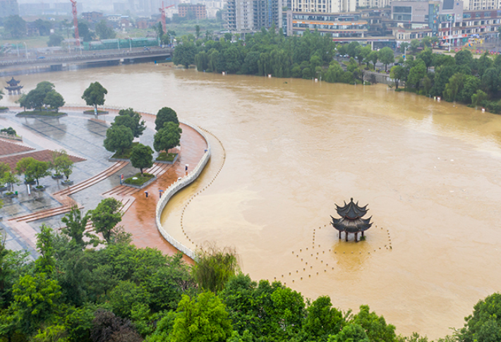 直击：南川暴雨致凤嘴江河水上涨 滨河公园被淹