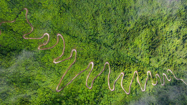 【&ldquo;飛閱&rdquo;中國】航拍重慶：挂在懸崖上的41道拐