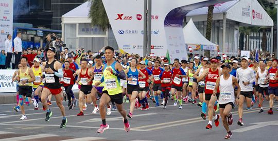 2020重庆马拉松赛在重庆南滨路鸣枪起跑