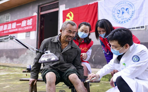 璧山区人民医院医务工作者志愿队为脱贫家庭开展免费健康服务