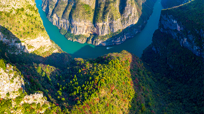 【“飞阅”中国】航拍冬日小三峡 峡谷绵延绿水逶迤