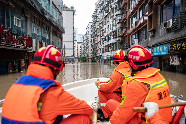 救援，在被洪水漫过的街巷之间——直击重庆长江、嘉陵江抗洪一线
