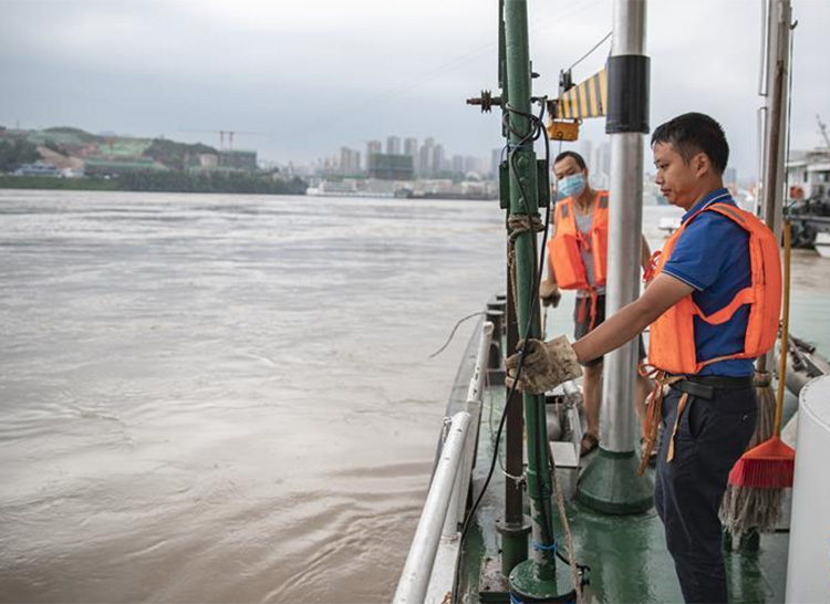 追峰逐浪水文人：争分夺秒与洪水赛跑