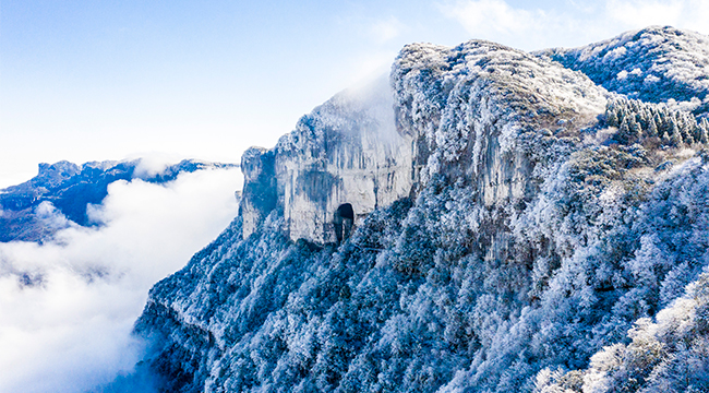 【&ldquo;飞阅&rdquo;中国】航拍冬日金佛山 赏巴渝壮丽雪景