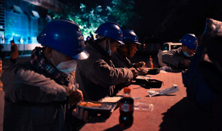 疫情期间连夜抢建配电工程