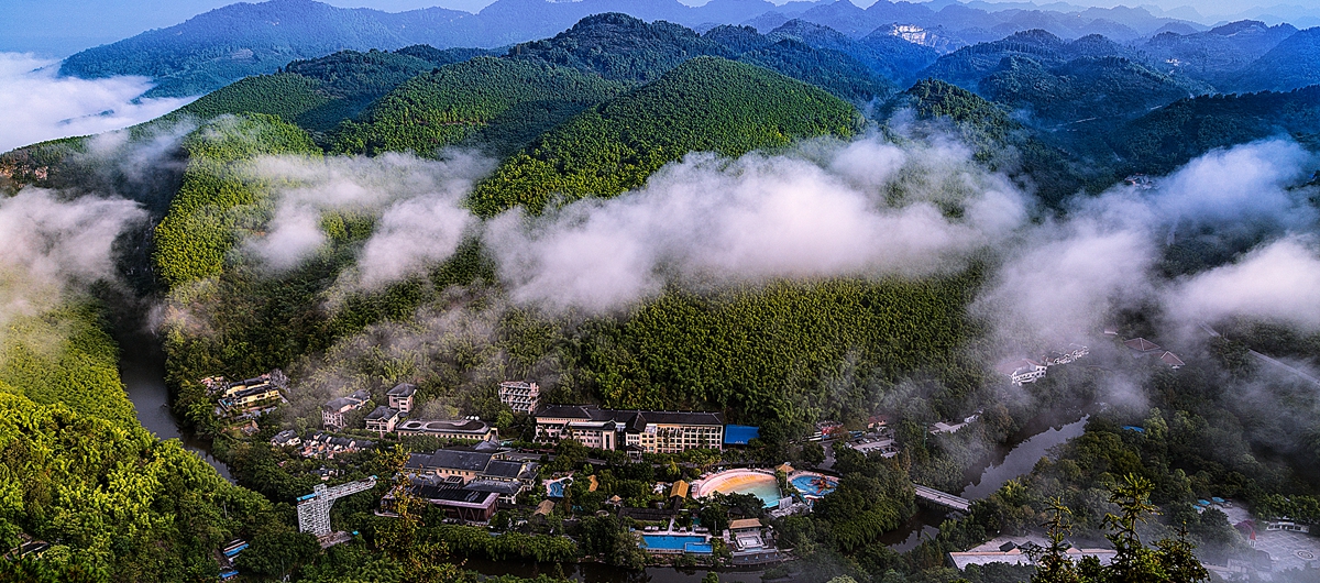 青山绿水统景美。（张小东摄）