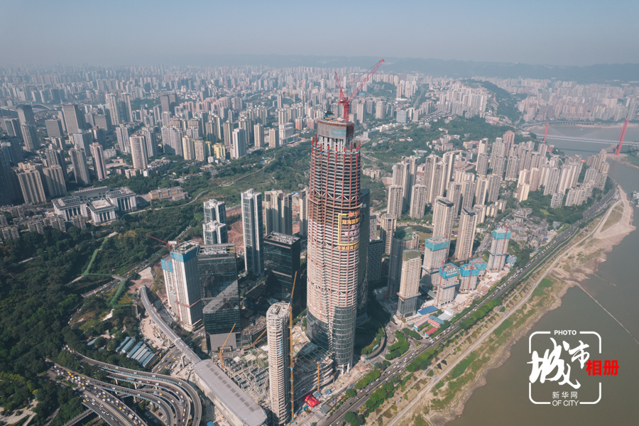 位于重庆市渝中区的陆海国际中心是重庆在建第一高楼,建成后这里将