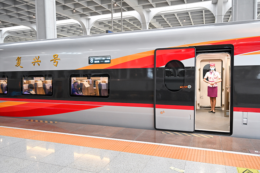复兴号智能动车组首次在成渝高铁运行