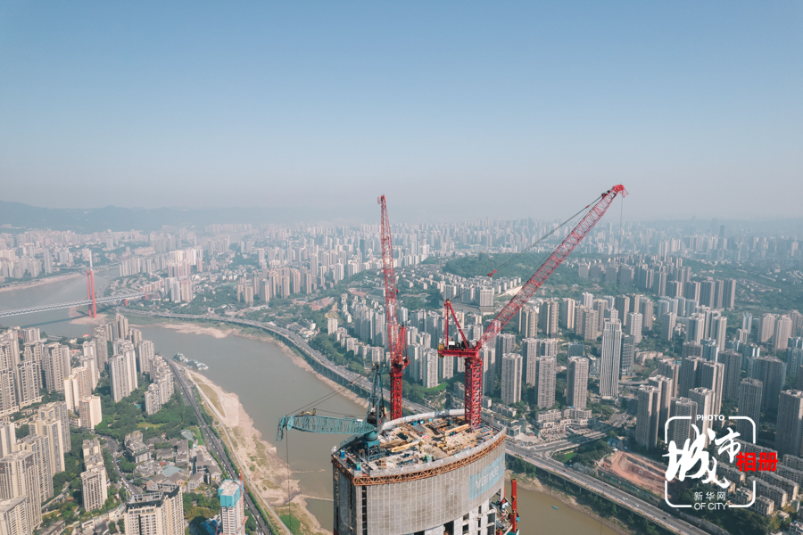 四年前，张杭来到重庆，陆海国际中心是张杭在这里参与的第一个项目。陆海国际中心也是重庆在建第一高楼。新华网 耿骏宇 摄 陈雨 文