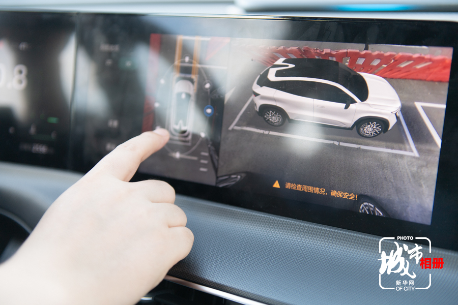 2013年，黎平主导设计研发了该研究中心的第一款360度全景系统，实现了车辆四周的图像的显示，辅助用户停车。新华网 耿骏宇  摄 陈雨 文