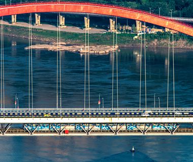 2021首届重庆轨道交通摄影大赛优秀奖《吊桥上的列车》