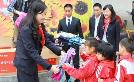 2012年，中信银行志愿者为黄沙小学孩子送去书包。