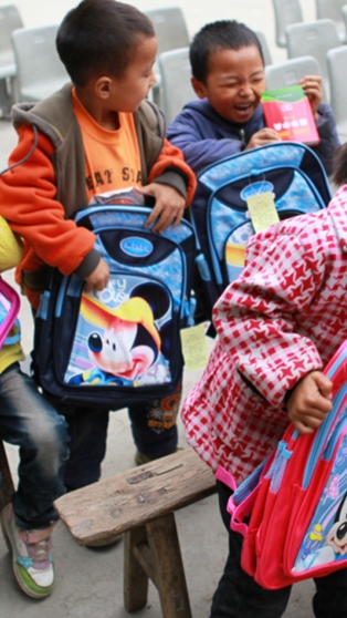 2012年，孩子领取新书包。