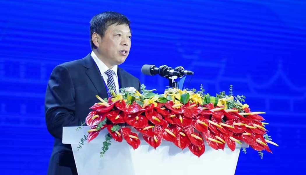 重庆市科协副主席、西南大学校长张卫国主持论坛。