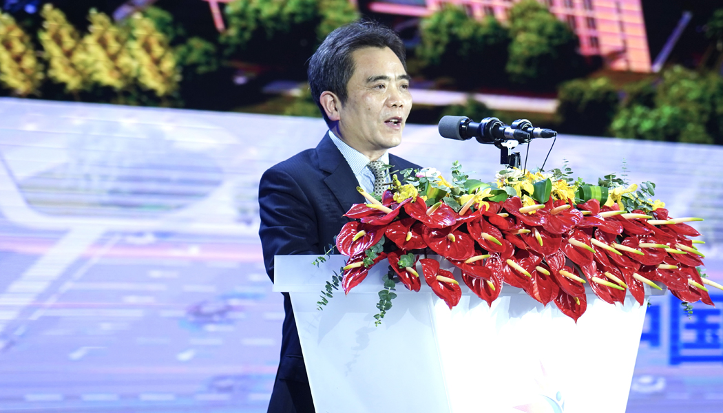 中国科学院成都分院分党组书记、院长王嘉图作演讲报告。题目《加快人才高地建设，加速创新动力源打造》