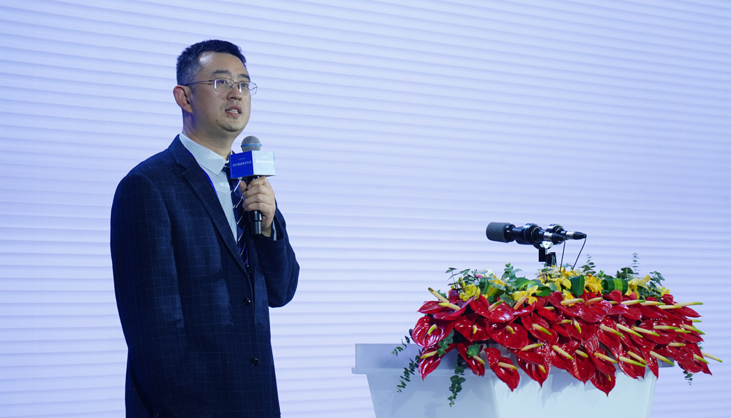 重庆大学教授陈厚文作演讲报告。报告题目是：《科技基础设施助力科技创新和产业升级》