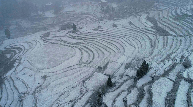 【“飞阅”中国】雪映古梯田 南国村落美