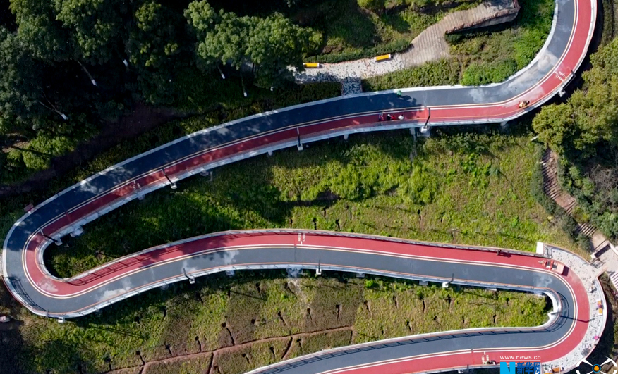 长江岸边的崖线步道