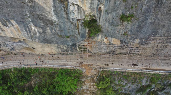 【“飞阅”中国】守护致富“玉带” 崖壁公路修路忙