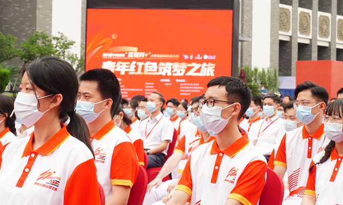 启动仪式现场的学生代表。